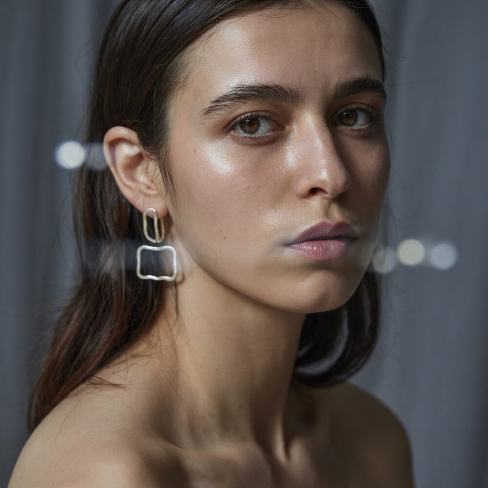 biżuteria podkreślająca rysy twarzy