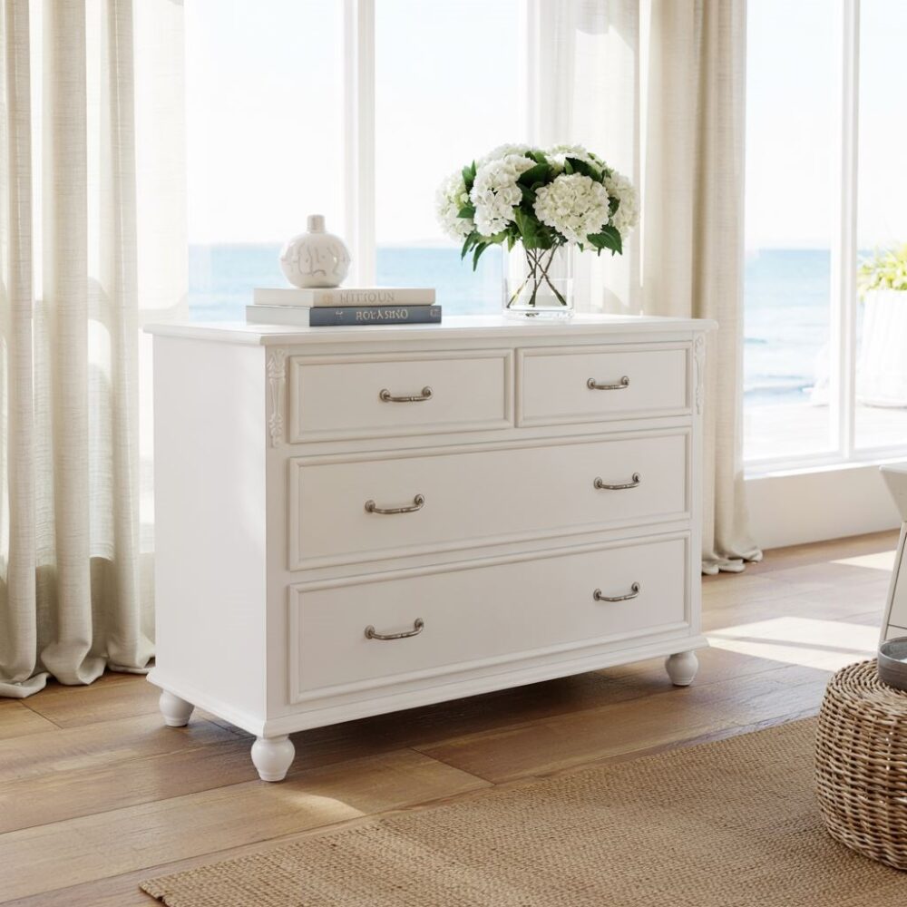 drewniana komoda z uchwytami